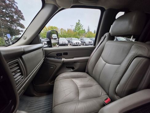 Used 2007 GMC Sierra 2500 SLT w/ Heavy-Duty Power Package AWD/4WD image 9