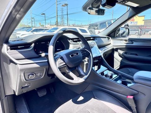 Used 2025 Jeep Grand Cherokee Altitude AWD/4WD image 12