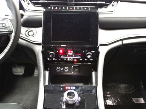 New 2025 Jeep Grand Cherokee Altitude image 13