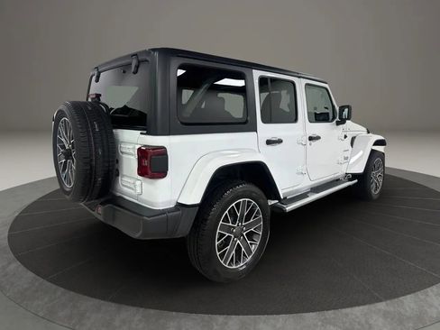 Used 2023 Jeep Wrangler Unlimited Sahara AWD/4WD image 5