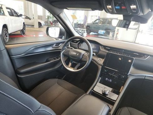 Certified 2025 Jeep Grand Cherokee Laredo w/ Luxury Tech Group I RWD image 50