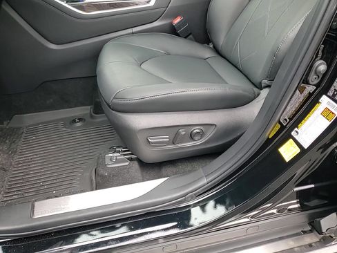 New 2025 Toyota Highlander Platinum image 12