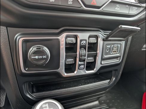 Used 2023 Jeep Gladiator Sport AWD/4WD image 19
