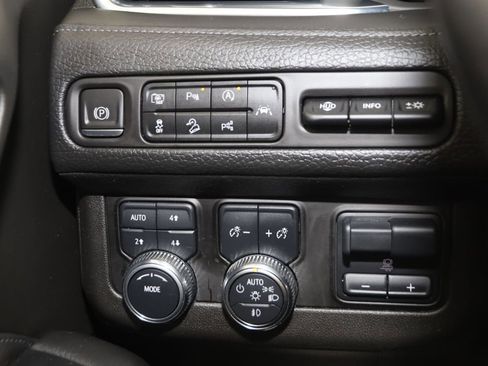 Used 2023 GMC Yukon XL Denali w/ Advanced Technology Package image 30