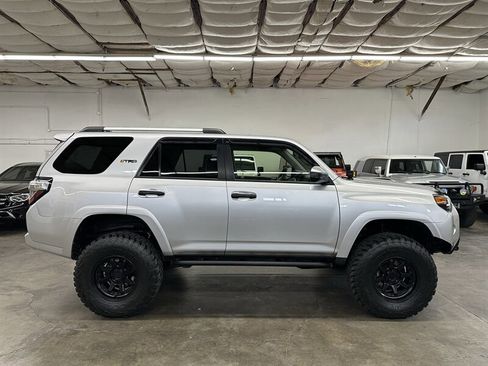 Used 2017 Toyota 4Runner TRD Off-Road AWD/4WD image 2