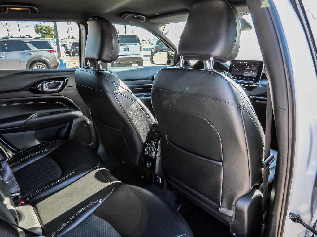 Used 2024 Jeep Compass Latitude w/ Convenience Group AWD/4WD image 19