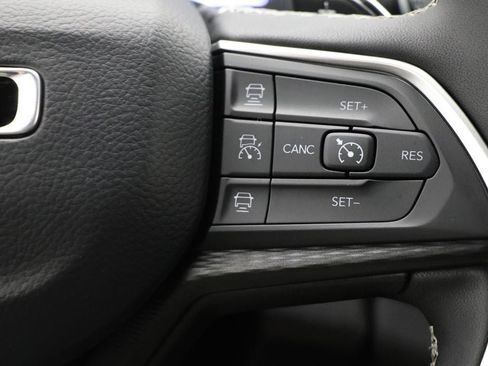 Used 2025 Jeep Grand Cherokee Altitude image 19