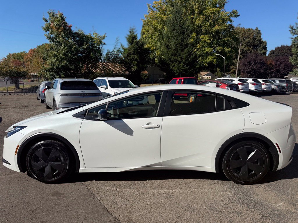Used 2025 Toyota Prius Plug-In Hybrid FWD image 9