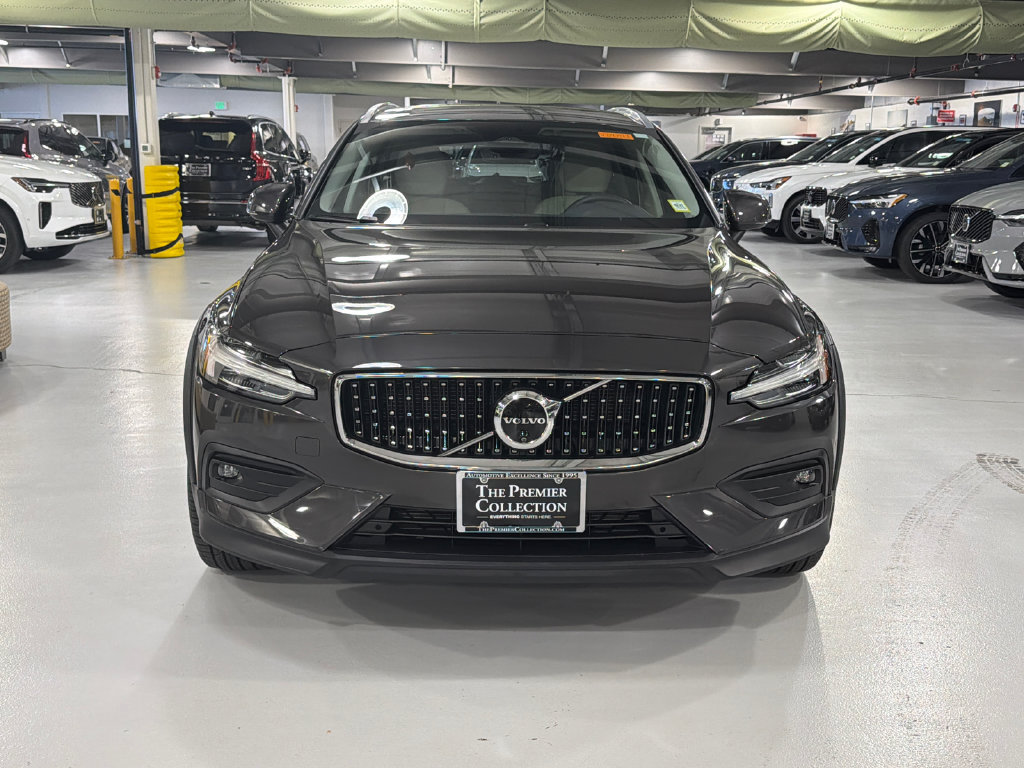 Certified 2025 Volvo V60 B5 Cross Country Plus AWD/4WD image 2