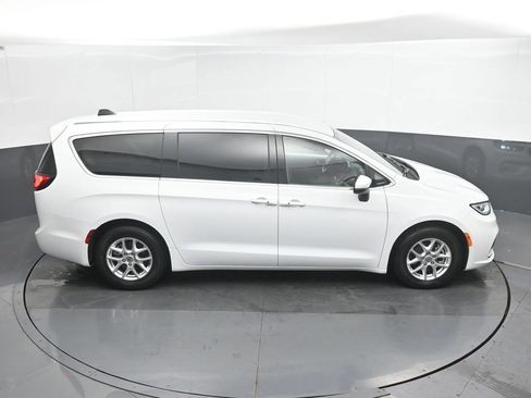 Used 2023 Chrysler Pacifica Touring-L FWD image 31