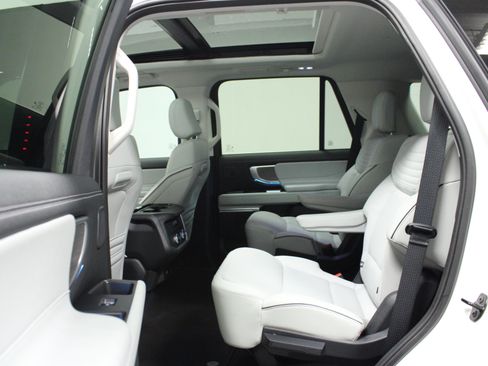Used 2025 Ford Expedition Platinum w/ Platinum Ultimate Package AWD/4WD image 13