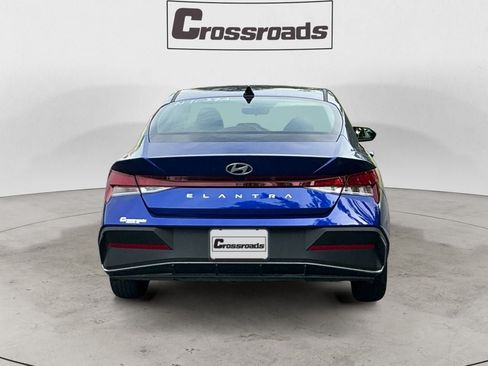 Used 2025 Hyundai Elantra SE FWD image 4