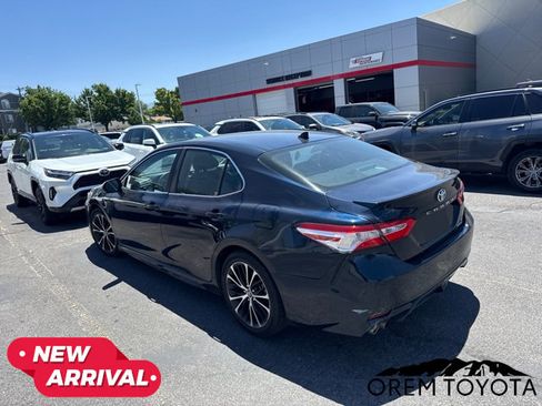 Used 2020 Toyota Camry SE w/ Sunroof Package FWD image 3