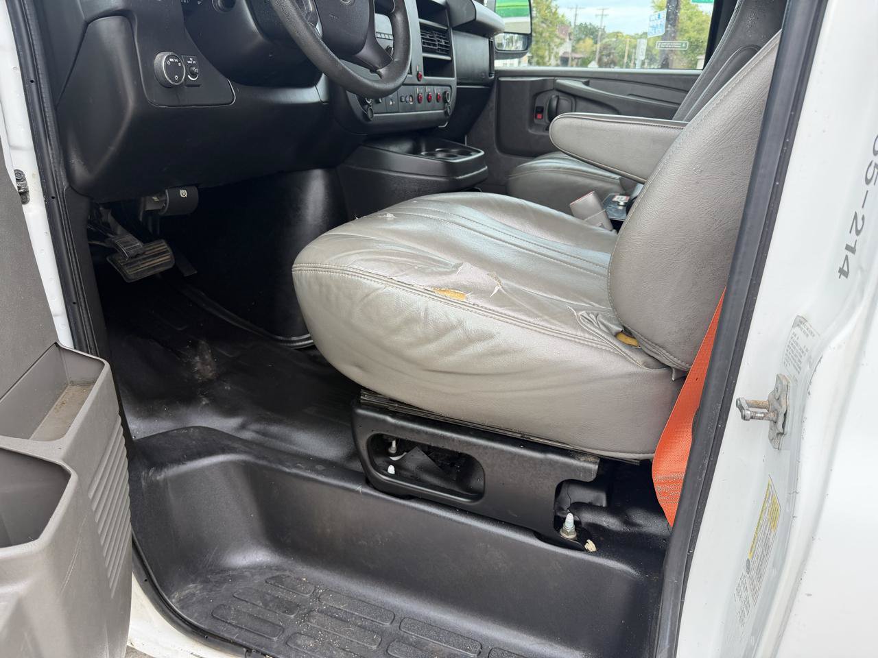Used 2014 Chevrolet Express 2500 RWD image 10