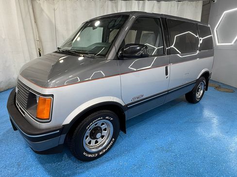 Used 1990 Chevrolet Astro LT image 11