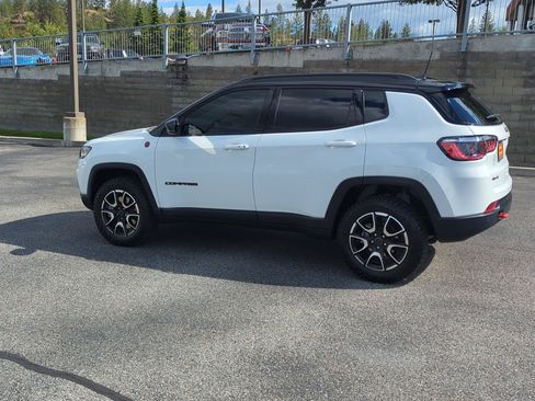 Used 2025 Jeep Compass Trailhawk AWD/4WD image 4