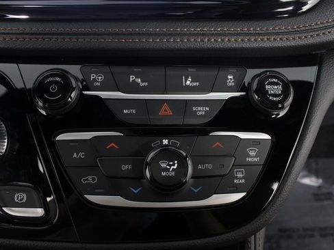 Used 2025 Chrysler Pacifica Pinnacle image 7