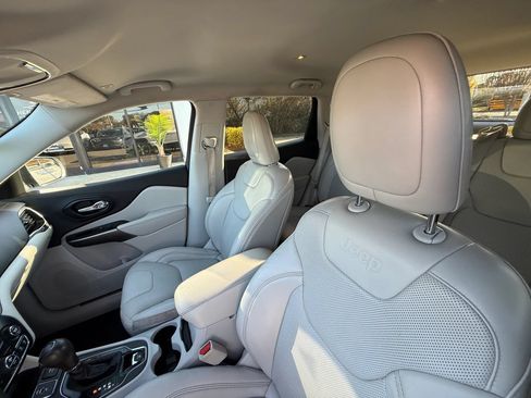 Used 2019 Jeep Cherokee Limited FWD image 38