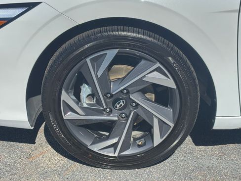 Used 2025 Hyundai Elantra Limited image 33