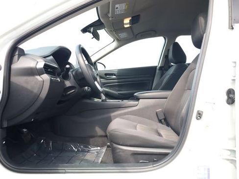Used 2025 Nissan Altima 2.5 SV FWD image 11