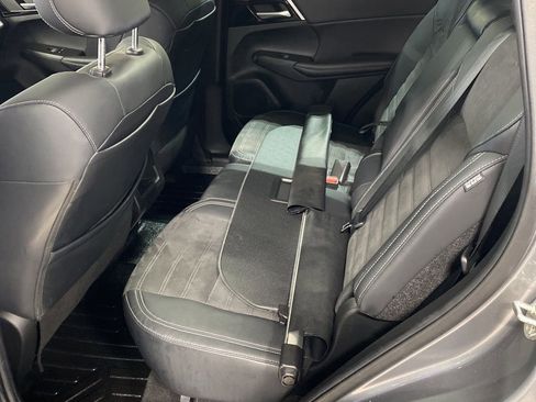 Used 2023 Mitsubishi Outlander SE image 18