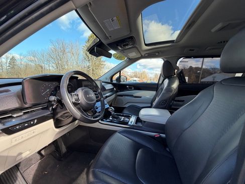 Used 2022 Kia Carnival SX Prestige image 11