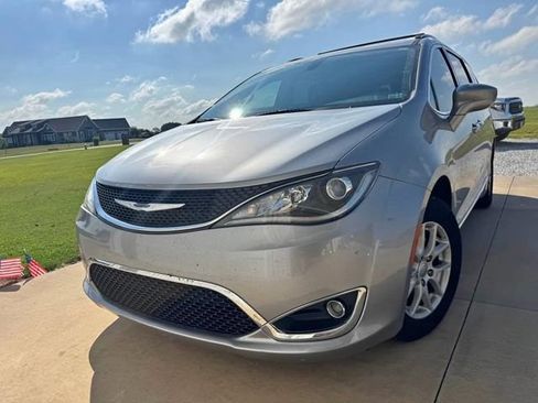 Used 2020 Chrysler Pacifica Touring-L FWD image 1