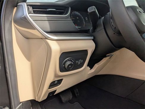 New 2025 Jeep Grand Cherokee Limited image 16