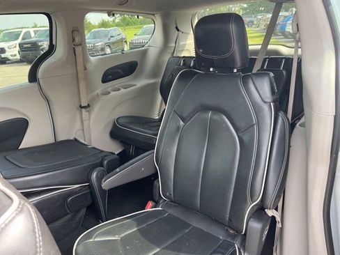 Used 2023 Chrysler Pacifica Limited FWD image 6