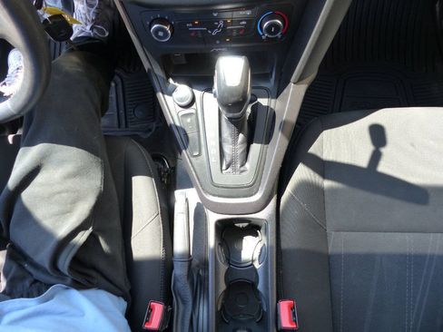 Used 2016 Ford Focus SE w/ SE Cold Weather Package FWD image 34