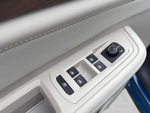 Used 2025 Volkswagen Atlas SE image 31