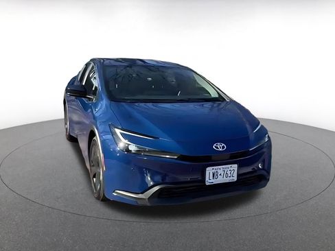 Used 2025 Toyota Prius LE image 3