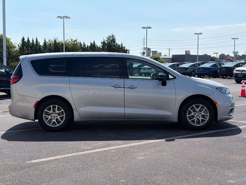 Used 2024 Chrysler Pacifica Touring-L FWD image 2
