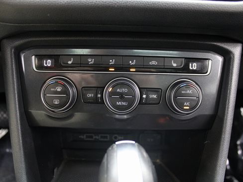 Used 2019 Volkswagen Tiguan SE image 40