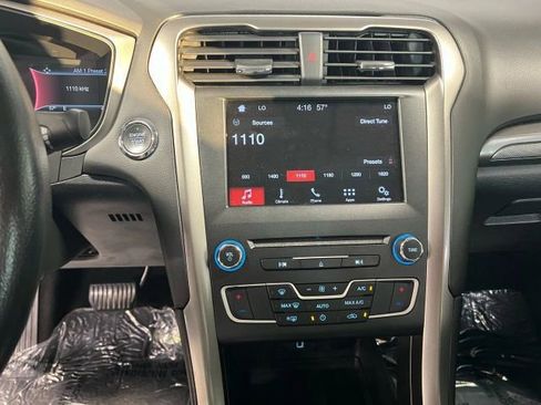 Used 2018 Ford Fusion SE w/ Fusion SE Technology Package image 10