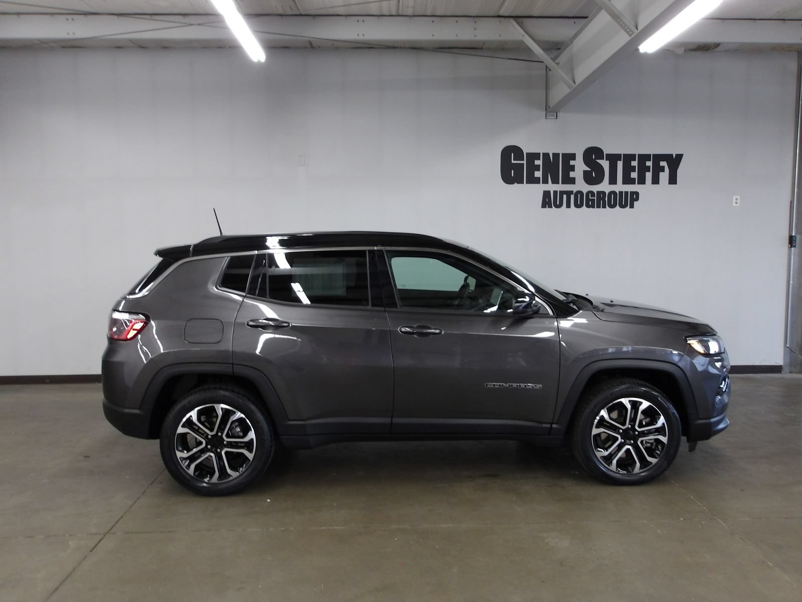 Used 2023 Jeep Compass Limited AWD/4WD image 2
