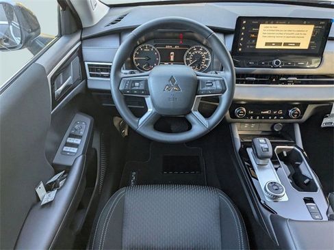 New 2025 Mitsubishi Outlander ES image 16