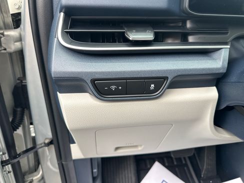 New 2026 Kia Carnival EX FWD image 29