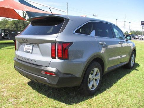 Used 2022 Kia Sorento LX image 3