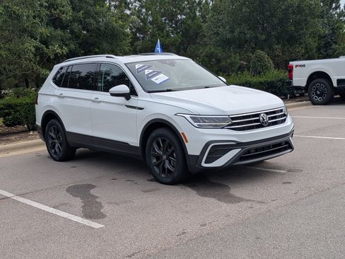 Used 2024 Volkswagen Tiguan SE w/ Panoramic Sunroof Package AWD/4WD image 1