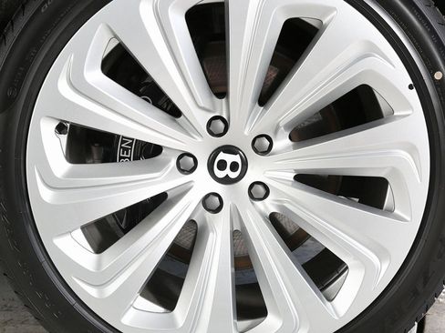 Certified 2025 Bentley Bentayga image 6