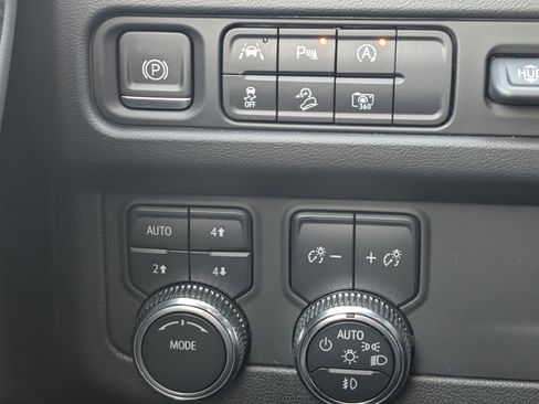 Used 2023 GMC Yukon AT4 w/ AT4 Premium Package image 23