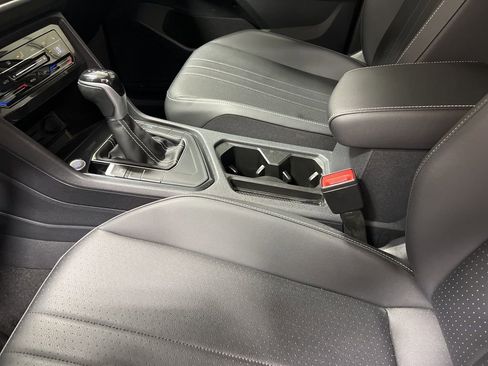 Used 2023 Volkswagen Tiguan SE w/ Panoramic Sunroof Package image 24