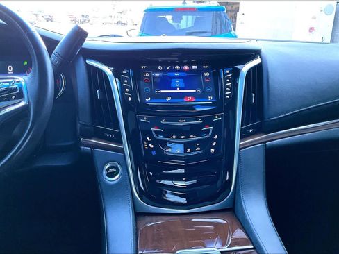 Used 2020 Cadillac Escalade Luxury image 6