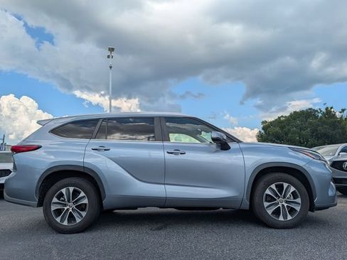 Used 2023 Toyota Highlander XLE FWD image 6