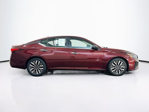 Used 2025 Nissan Altima 2.5 SV FWD image 10