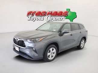 Used 2025 Toyota Highlander LE FWD video 1