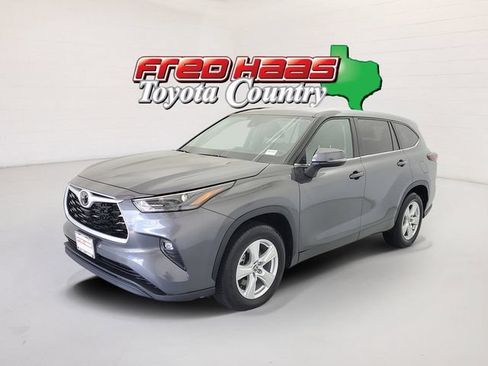 Used 2025 Toyota Highlander LE FWD image 1