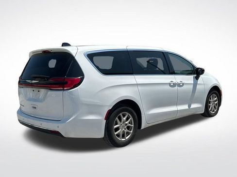 Used 2024 Chrysler Pacifica Touring-L FWD image 6