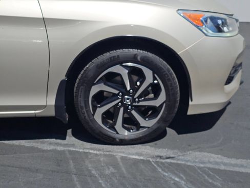 Used 2016 Honda Accord EX image 10
